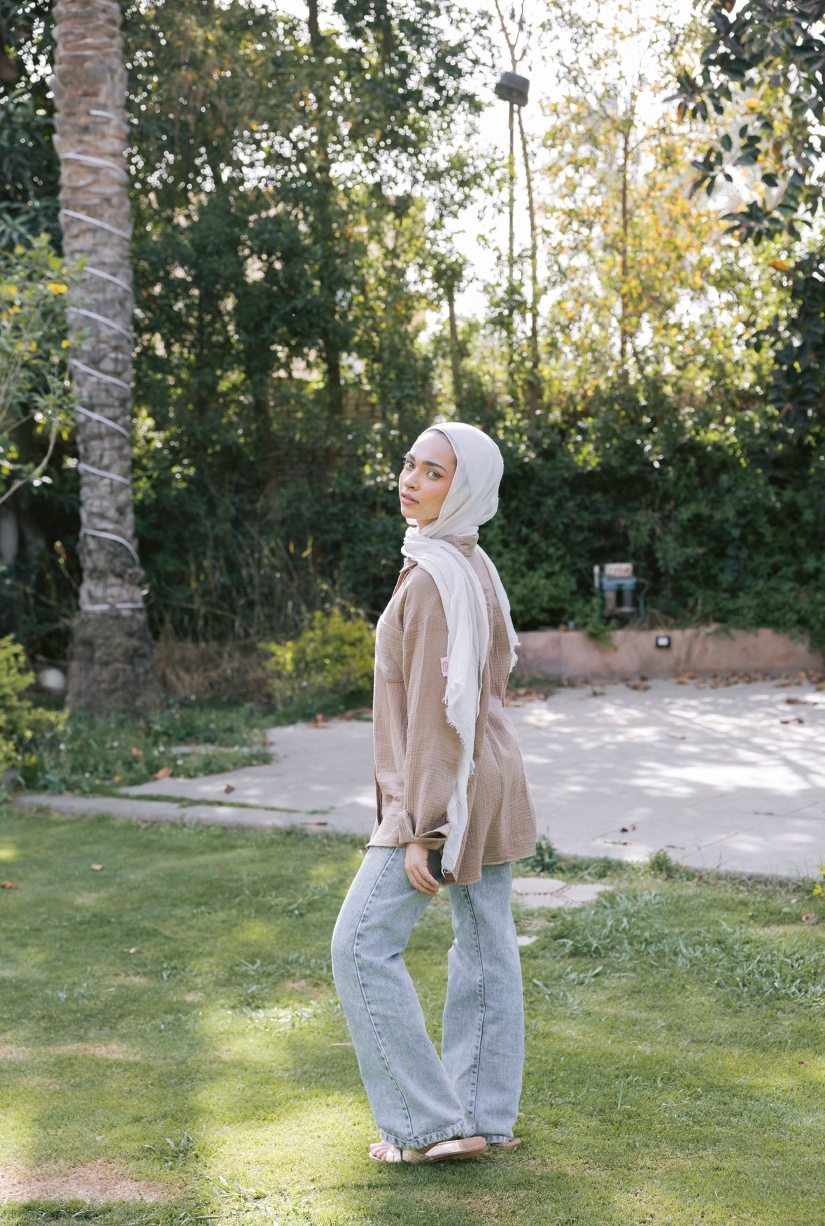 Crinkled linen shirt in cafe‘