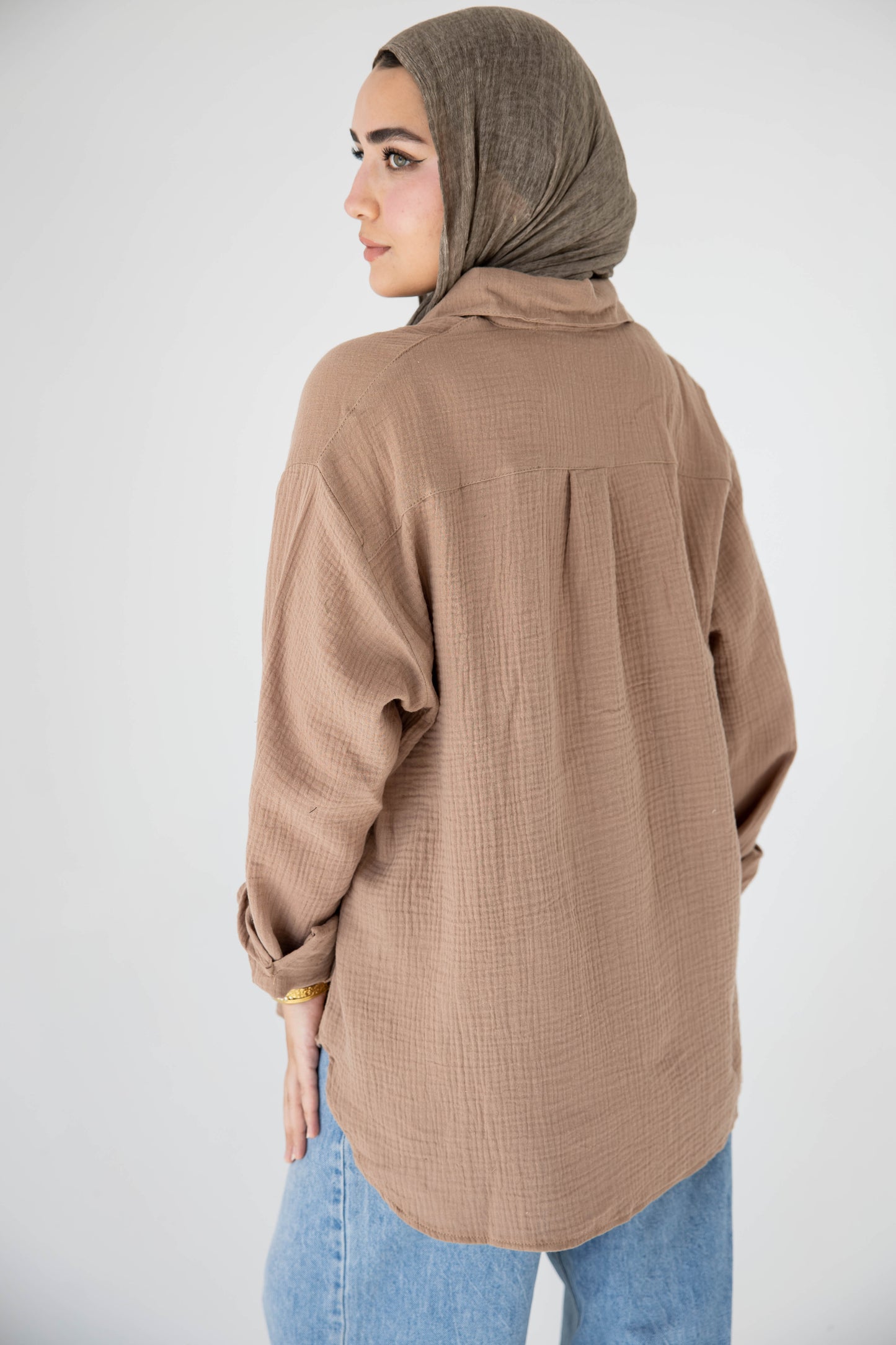 Crinkled linen shirt in cafe‘
