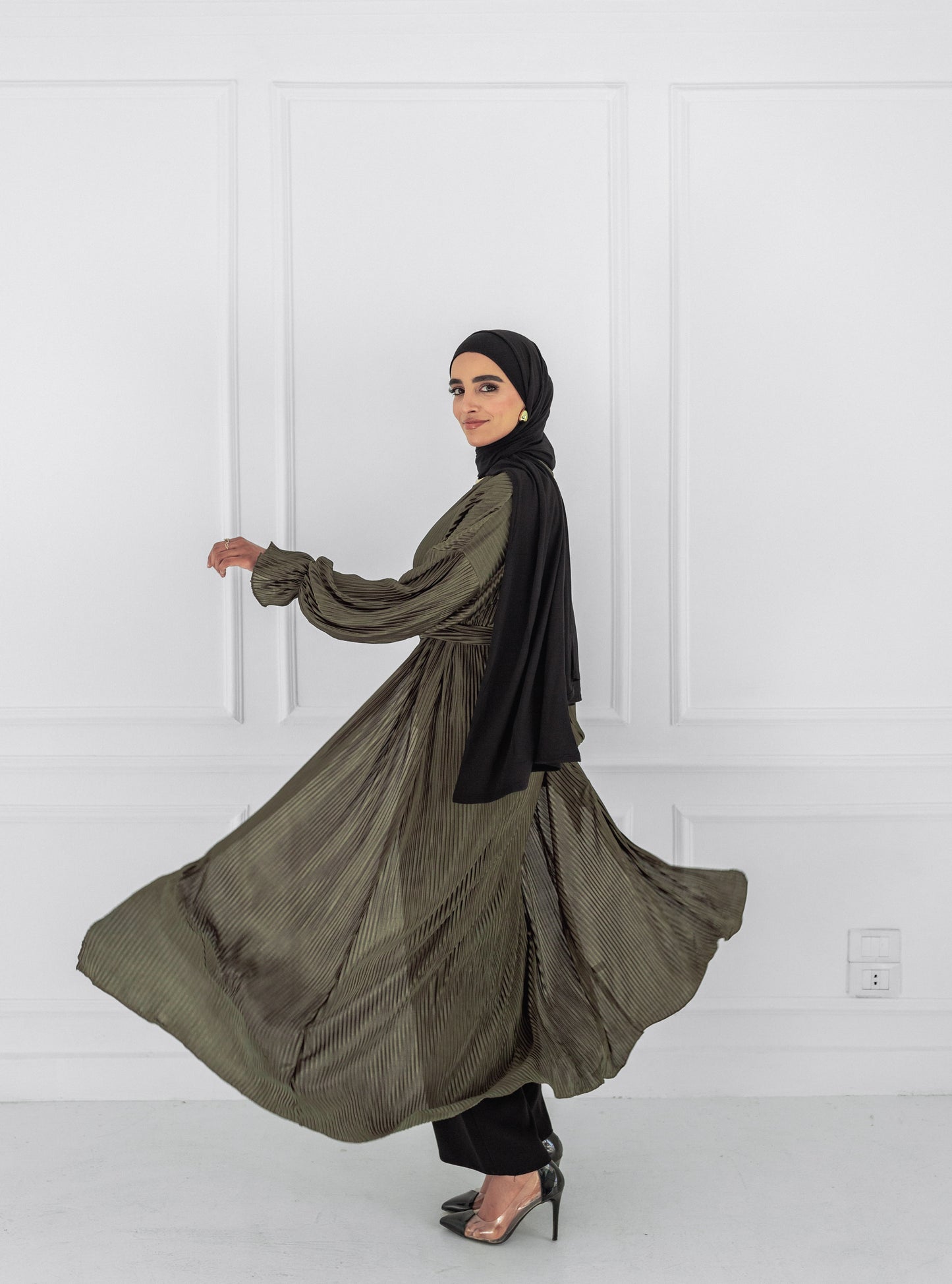 Pleated silk kimono in olive