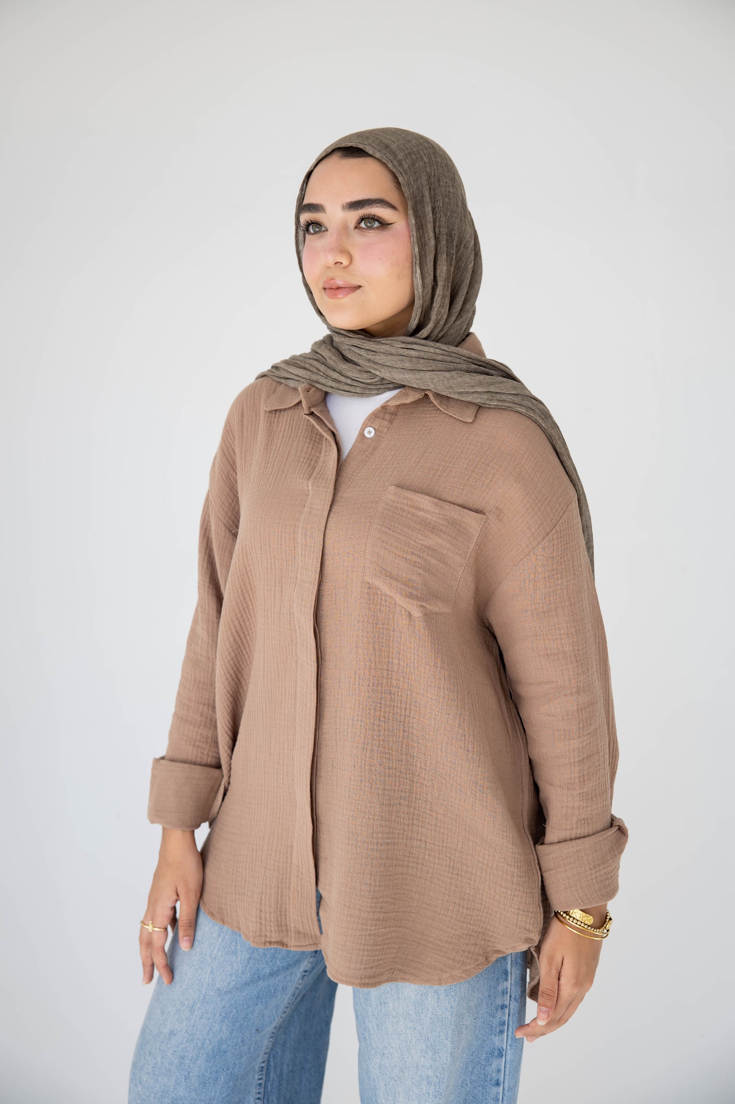 Crinkled linen shirt in cafe‘