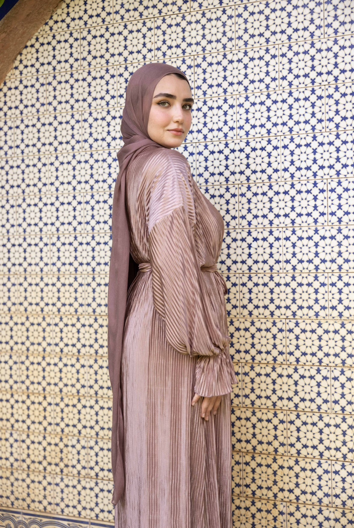 Pleated silk kimono in mink