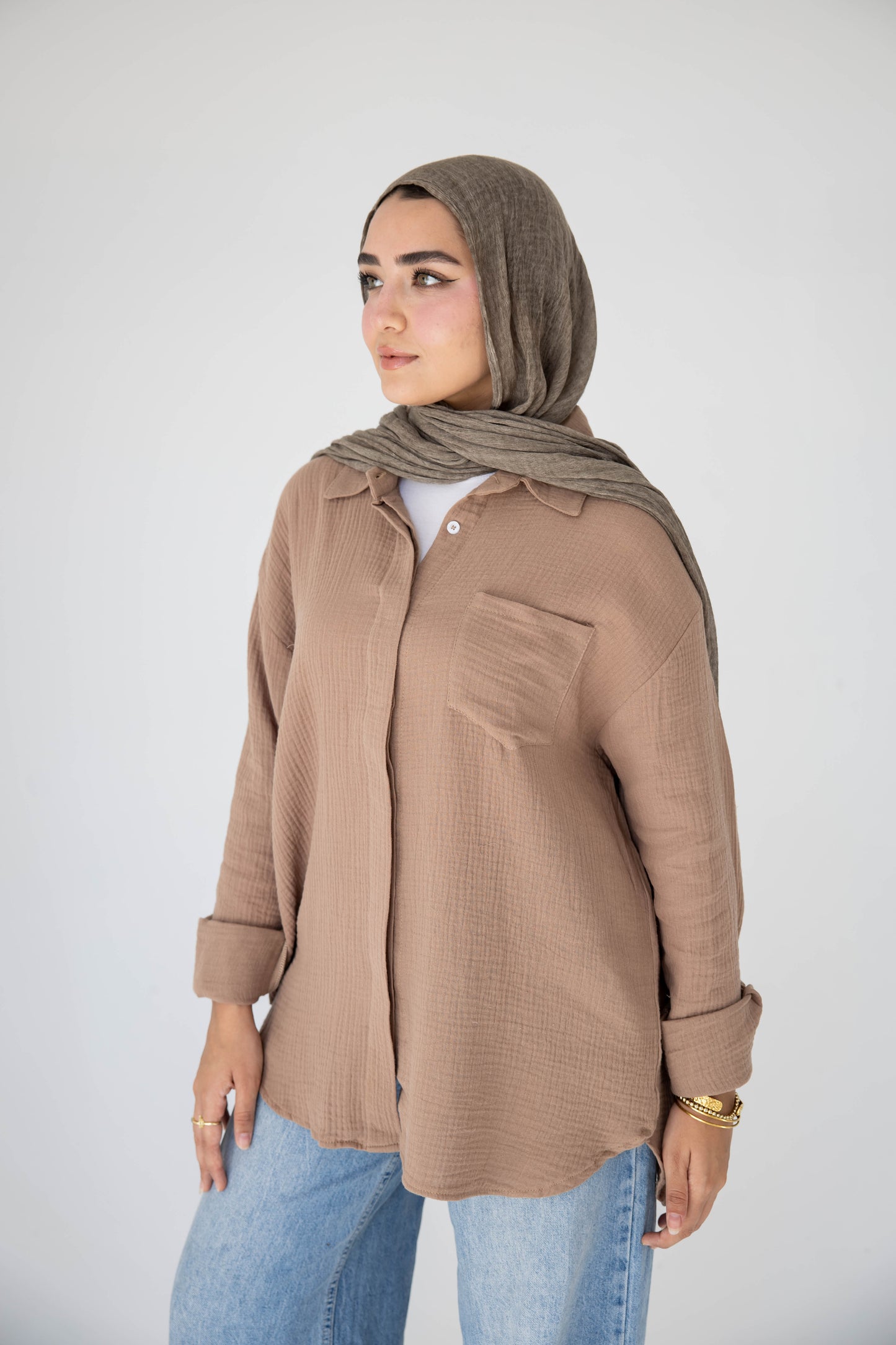 Crinkled linen shirt in cafe‘