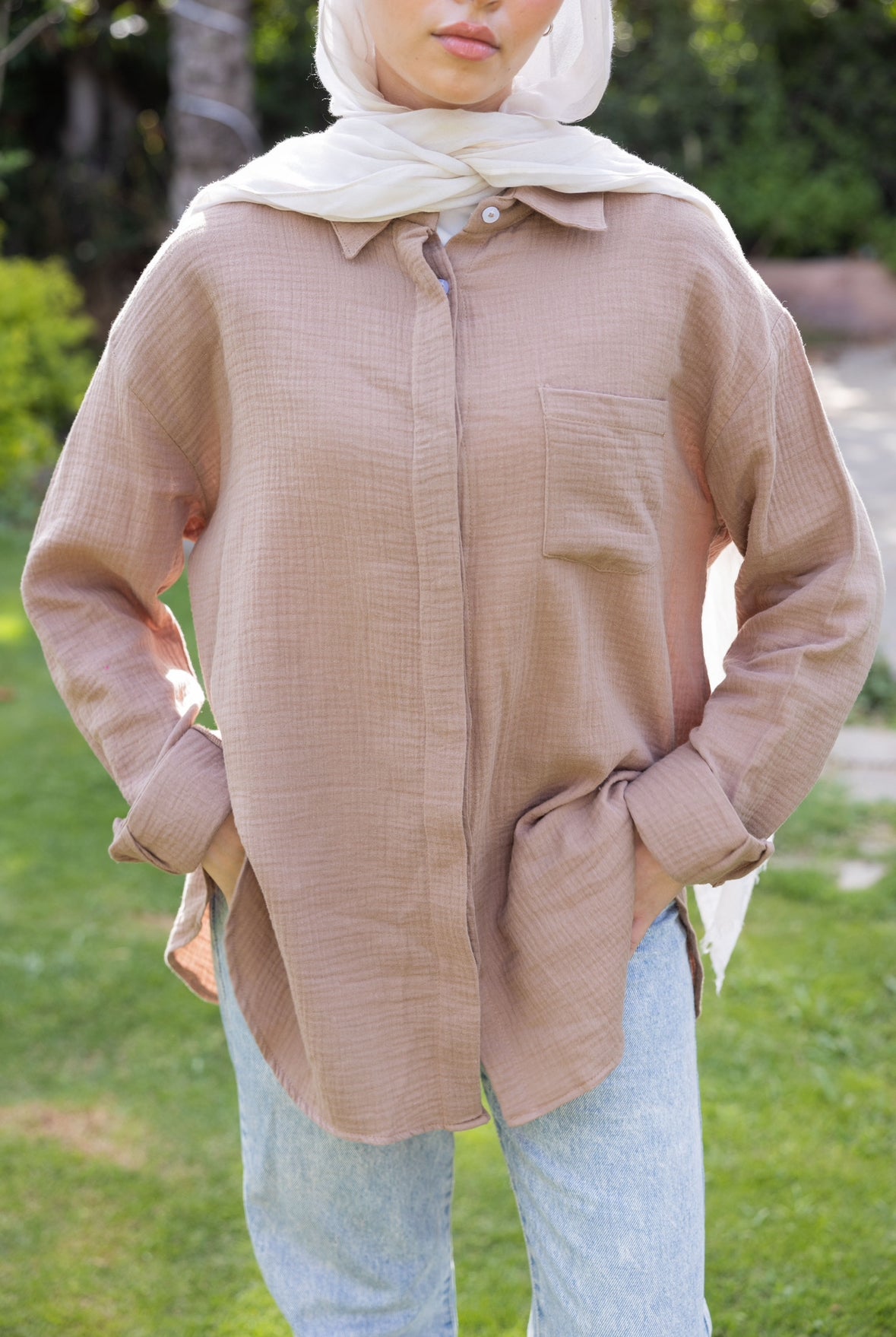 Crinkled linen shirt in cafe‘